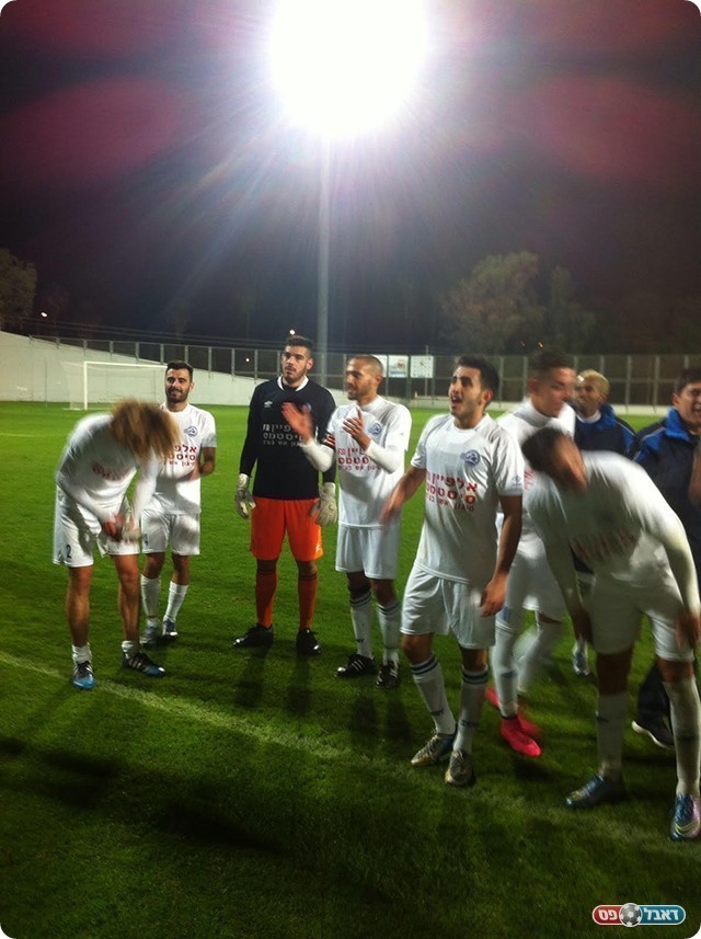 שחקני יפו חוגגים בסיום המשחק (דאפר מחמיד)